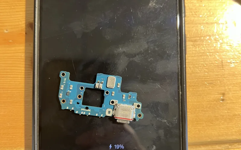 Samsung Galaxy S24 FE 更換充電尾插小板後恢復正常充電，畫面顯示 19% 充電中