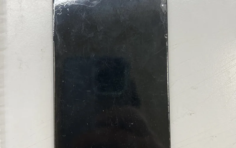 Sony Xperia 10 VIII 送修時螢幕全黑無法顯示，玻璃表面有污漬斑點與細刮痕