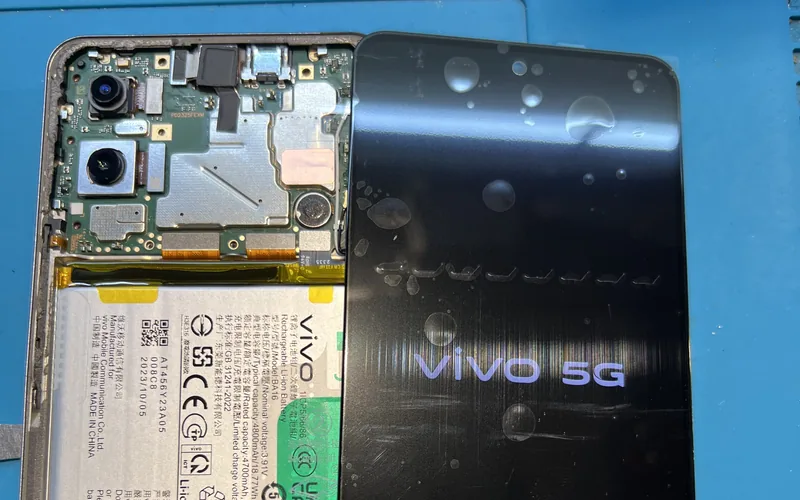 vivo V29e 換螢幕前的拆解狀態，背蓋已取下，可見主機板、電池與雙鏡頭模組